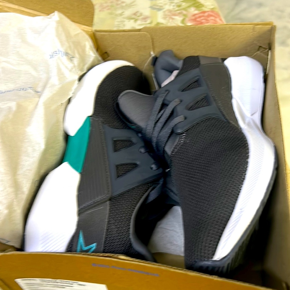 Brand new Sports shoes size 9 - Picture 1 of 5